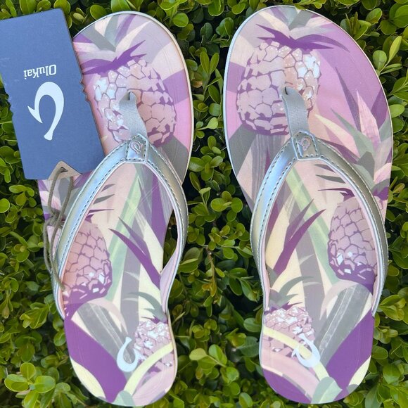 NWT OluKai - HO'OPIO HAU - Size 9 - Silver & Floral - Sandals - Flip Flops - Picture 2 of 7